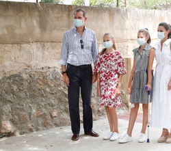 Sus Majestades los Reyes y Sus Altezas Reales la Princesa de Asturias y la Infanta Doña Sofía en el Centro Socioeducativo Naüm Hermanas de la Caridad 