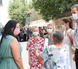 Los Reyes y Sus Altezas Reales conversan con los responsables del Centro