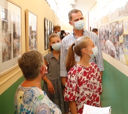 Visita al Centro Socioeducativo Naüm de Don Felipe y Doña Letizia y sus hijas, Doña Leonor y Doña Sofía