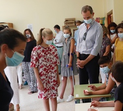 Don Felipe y Doña Letizia y sus hijas, Doña Leonor y Doña Sofía durante la visita