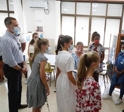 Don Felipe y Doña Letizia y sus hijas, Doña Leonor y Doña Sofía conversan con los alumnos del Centro