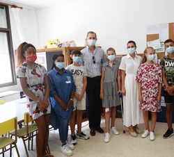 Don Felipe y Doña Letizia y sus hijas, Doña Leonor y Doña Sofía con los alumnos del Centr