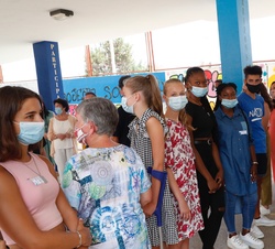 Doña Leonor y Doña Sofía con los alumnos del Centro