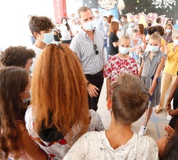 Don Felipe y sus hijas, Doña Leonor y Doña Sofía conversan con los alumnos