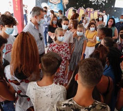 Don Felipe y Doña Letizia y sus hijas, Doña Leonor y Doña Sofía con los alumnos del Centro