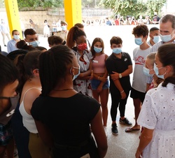 Los Reyes y Sus Altezas Reales con los alumnos 