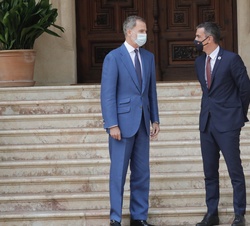Su Majestad el Rey con el presidente del Gobierno, Pedro Sánchez Pérez-Castejón, tras su llegada al Palacio de Marivent
