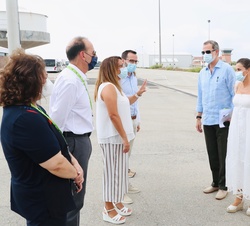 Sus Majestades los Reyes, tras su llegada a Menorca, con las autoridades que les esperaban
