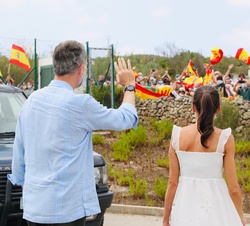 Los Reyes, tras su llegada a Menorca, reciben el saludo de las personas que les esperaban