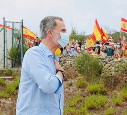 Don Felipe recibe muestras de cariño de las personas que esperaban a los Reyes a su llegada a Menorca