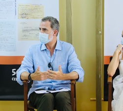 Don Felipe y Doña Letizia durante el encuentro abierto con el presidente del Consejo Regulador de la Denominación de Origen del Queso de Mahón-Menorca