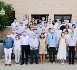 Don Felipe y Doña Letizia junto a los trabajadores de la Cooperativa Insular Ganadera - Coinga