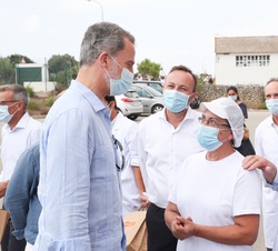 Don Felipe conversa con los trabajadores de la Cooperativa Insular Ganadera - Coinga al finalizar su visita