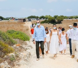 Los Reyes llegando al monumento funerario Naveta des Tudons