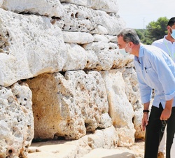 Don Felipe y Doña Letizia durante la visita a la Naveta des Tudons
