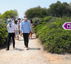 Los Reyes tras finalizar su visita la Naveta des Tudons, en Ciutadella