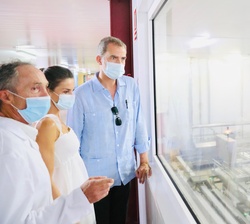 Los Reyes observan uno de los procesos de fabricación del queso