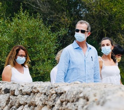 Don Felipe y Doña Letizia durante la visita a la Naveta des Tudons