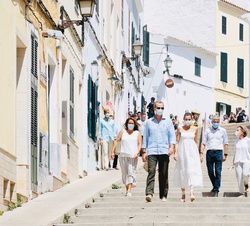 Sus Majestades los Reyes pasean por Ciutadella