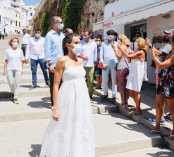 Don Felipe y Doña Letizia en Ciutadella con los vecinos