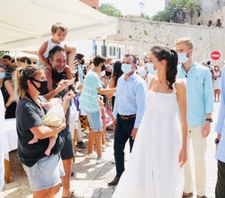 Sus Majestades los Reyes pasean por las callles de Ciutadella y reciben el cariño de los vecinos