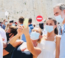 Don Felipe y Doña Letizia con los vecinos de Ciutadella