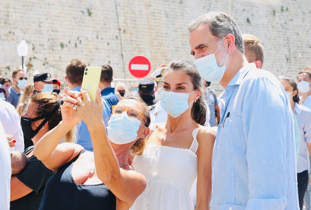 Don Felipe y Doña Letizia con los vecinos de Ciutadella