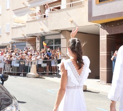 Don Felipe y Doña Letizia reciben el saludo de los vecinos de Puig des Molins a su llegada a Ibiza