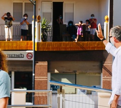 Don Felipe recibe el saludo de los vecinos de Puig des Molins