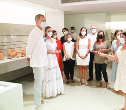 Don Felipe y Doña Letizia durante las explicaciones en su visita al Museo Monográfico/Necrópolis Puig des Molins