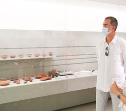 Don Felipe recibe explicaciones en la visita al Museo