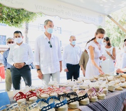Recorrido de los Reyes por los puestos de artesanía local
