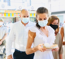 Doña Letizia observa las alpargatas tradicionales ibicencas