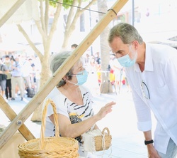 Don Felipe conversa con una de las artesanas de Sant Antoni de Portmany