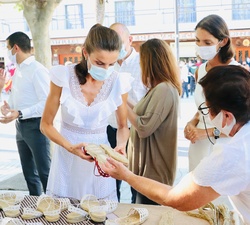 Doña Letizia conversa con artesana del calazado tradicional