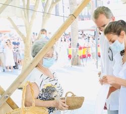 Recorrido de los Reyes por los puestos de artesanía local