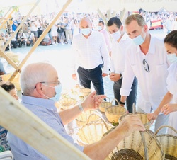Don Felipe y Doña Letizia conversan con los artesanos