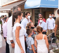 Don Felipe y Doña Letizia con los vecinos de Sant Antoni de Portmany