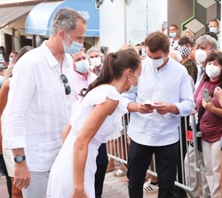 Don Felipe y Doña Letizia conversan los vecinos de Sant Antoni de Portmany
