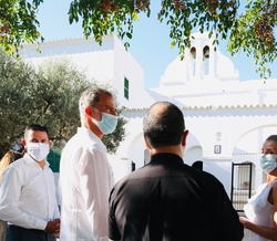 Los Reyes visitaron la Iglesia de San Antonio y saludaron a su párroco, Francesc Xavier Torres