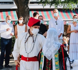 Los Reyes durante la interpretación de la actuación de folclore local