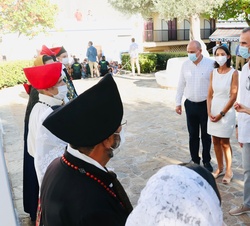 Los Reyes con integrantes de la agrupación de folclore local