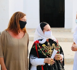 Doña Letizia conversa con una de las integrantes de la agrupación de folclore local