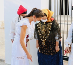 Doña Leitzia con una de las integrantes de la agrupación de folclore local
