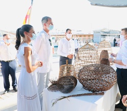 Los Reyes con los artesanos locales