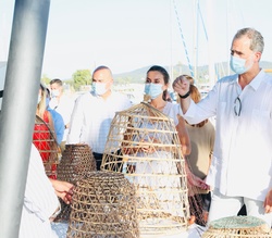 Don Felipe y Doña Letizia con los artesanos locales