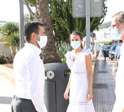 Los Reyes, tras su llegada a Sant Antoni de Portmany, reciben el saludo de su alcalde, Marcos Serra