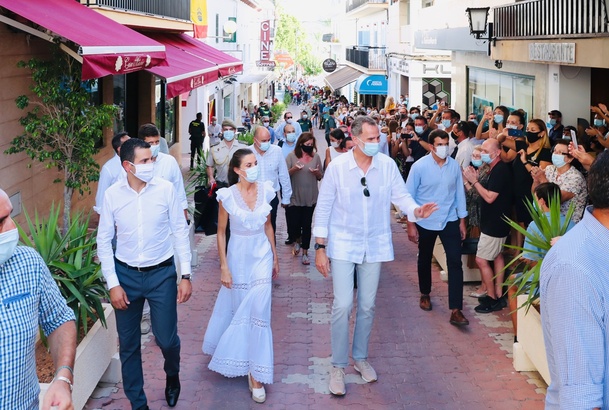 Don Felipe y Doña Letizia en las calles de Sant Antoni de Portmany