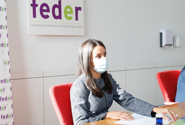 Su Majestad la Reina durante la reunión de trabajo en la sede de FEDER
