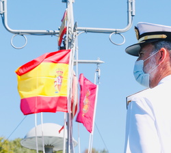 Su Majestad el Rey en la cubierta del Patrullero de Vigilancia Interior "Cabo Fradera"